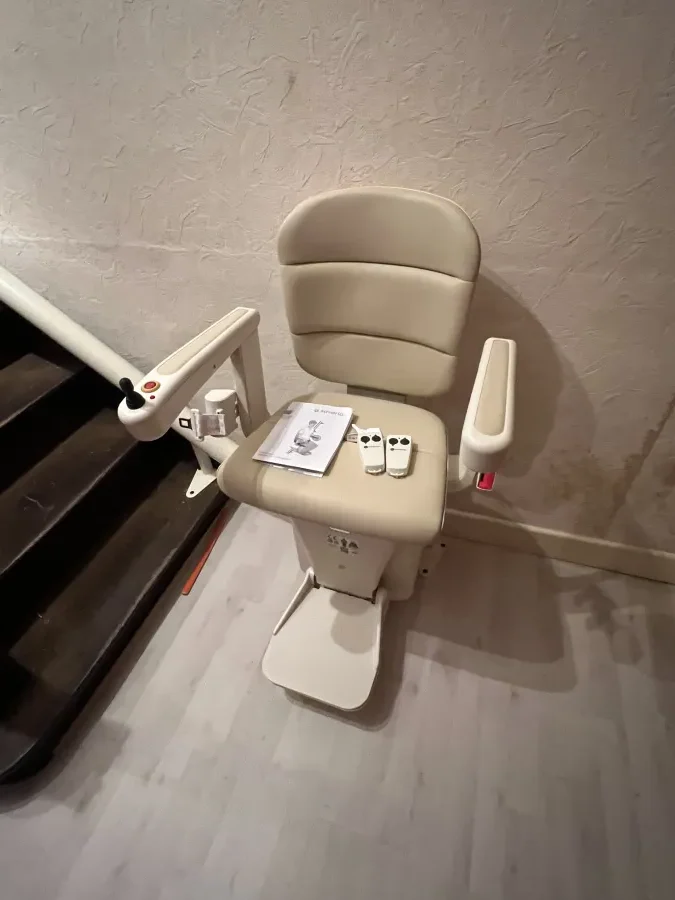 Monte-escalier tournant Handicare Freecurve installé par Fline