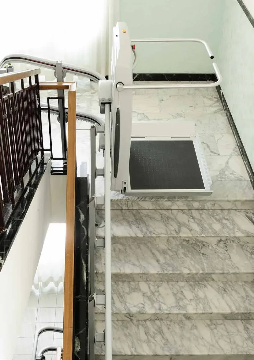 Plateforme inclinée installée dans un escalier en marbre