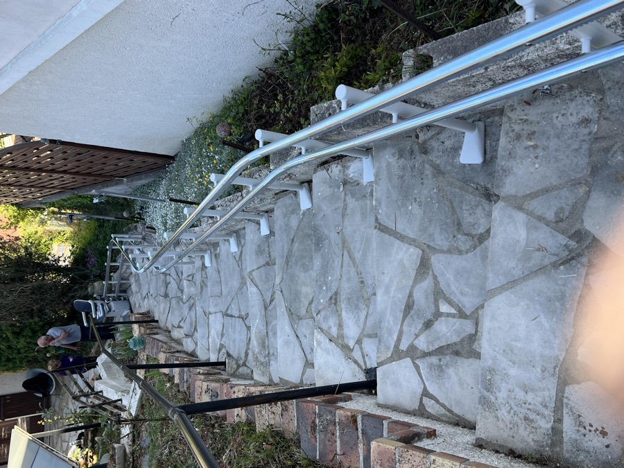 Rail extérieur le long d'un escalier de jardin